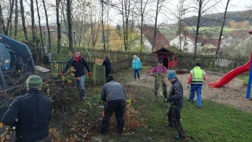 Mit Großgerät und vielen zupackenden Händen wurde das Außengelände am Kindergarten hergerichtet. Foto: Fabian Nöth
