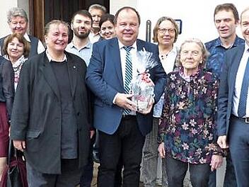 Unser Bild zeigt die Jubilarin Ilse Hain (Vierte von rechts) im Kreise der Gratulantenschar. Von links: Tochter Sonja, Sohn Gerhard, Enkelin Linda, Marlene Fraunhofer-Hain, Walter Knarr, Pfarrerin Heidrun Hemme, Enkel Martin Hain, Adolf Schramm, Bürgermeister Werner Burger, Eveline Knarr, Martin Hain, stellvertretender Landrat Jörg Kunstmann und Petra Ploß.  Foto: Klaus-Peter Wullf