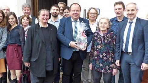 Unser Bild zeigt die Jubilarin Ilse Hain (Vierte von rechts) im Kreise der Gratulantenschar. Von links: Tochter Sonja, Sohn Gerhard, Enkelin Linda, Marlene Fraunhofer-Hain, Walter Knarr, Pfarrerin Heidrun Hemme, Enkel Martin Hain, Adolf Schramm, Bürgermeister Werner Burger, Eveline Knarr, Martin Hain, stellvertretender Landrat Jörg Kunstmann und Petra Ploß.  Foto: Klaus-Peter Wullf