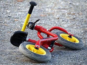 Unfall in Erlangen: Mädchen (3) auf Laufrad von Auto erfasst