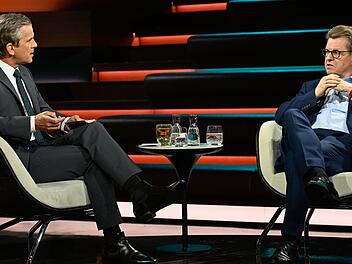 Die Meinungsverschiedenheiten von SPD-Politiker Ralf Stegner (rechts) und dem JU-Vorsitzendem Johannes Winkler ließen Moderator Markus Lanz irritiert zurück.