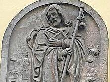 Die Tafel des heiligen Jakobus weist auf die Bruderschaft eines ehemaligen Besitzers des Hauses hin.