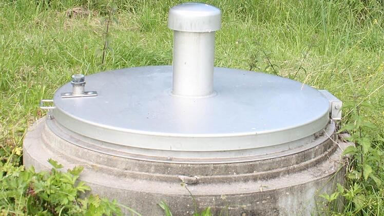 Noch immer sammelt sich   gefährliches PER im Tal bei Münnerstadt. Das  verschmutzte Wasser  wird über solche Brunnen gesammelt und einer Reinigung zugeführt.  Foto: Bartl