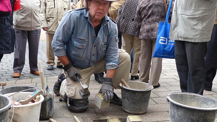 Gunter Demnig verlegt drei Stolpersteine in der Kurhausstraße 10.