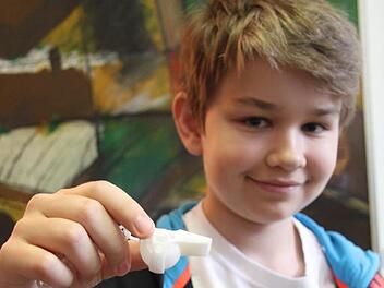 Luca Beetz (13) zeigt eine ausgedruckte Trillerpfeife - sie funktioniert wirklich. Fotos: Sonja Adam