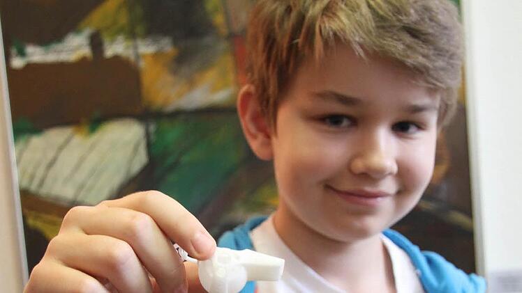 Luca Beetz (13) zeigt eine ausgedruckte Trillerpfeife - sie funktioniert wirklich. Fotos: Sonja Adam