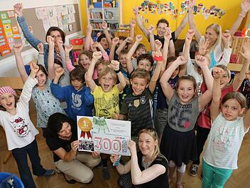 Die Klassen 3a und 3b der Bamberger Martinschule haben beim KLARTEXT!-Bastelwettbewerb "Zirkeltrining mit der Zeitung" den ersten Platz gemacht. Weil sie wieder ein Klettergerüst haben wollen, haben sie sich eins aus Zeitungen gebastelt. Foto: Barbara Herbst