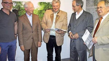 Einblicke: der Kurator Stefan Andritschke, Hansfried Nickel vom Synagogenverein Memmelsdorf, Eberns Bürgermeister Jürgen Hennemann, Professor Stefan Rohrbacher und Ingo Hafenecker vom Bürgerverein beim Studium der Begleitschrift zur Ausstellung über den Eberner Judenfriedhof (von links) Foto: Ralf Kestel