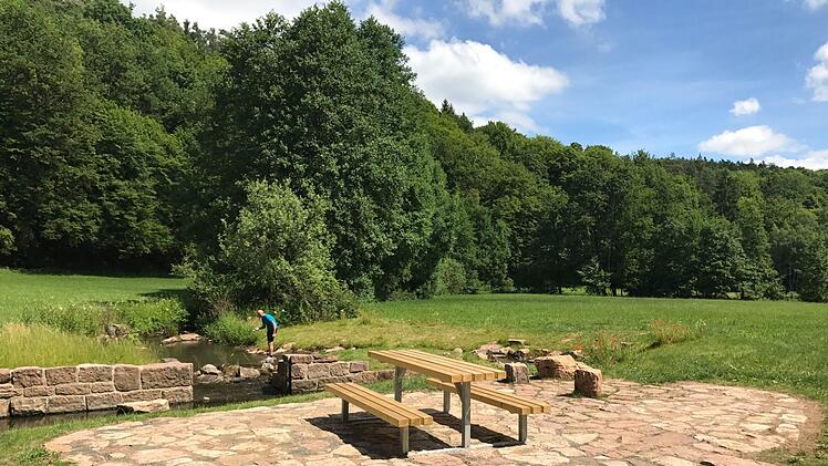 Seit September 2016 können Wanderer das rekonstruierte Wehr bestaunen und über Trittsteine in die Aschach steigen. Vor wenigen Tagen wurde eine Sitzgruppe installiert.  Foto: Kathrin Kupka-Hahn