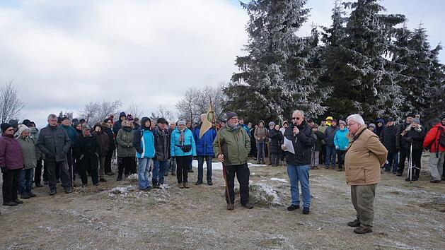 Er&ouml;ffnung des Wanderjahrs 2018 der Region Saale-Sinn des Rh&ouml;nklubs auf dem Gipfel des Kreuzbergs mit dem stellvertretenden Regionsvorsitzenden Konrad Tripp und Rh&ouml;nklub-Pr&auml;sident J&uuml;rgen Reinhardt (rechts). Foto: Marion Eckert