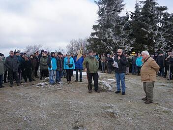 Eröffnung des Wanderjahrs 2018 der Region Saale-Sinn des Rhönklubs auf dem Gipfel des Kreuzbergs mit dem stellvertretenden Regionsvorsitzenden Konrad Tripp und Rhönklub-Präsident Jürgen Reinhardt (rechts). Foto: Marion Eckert