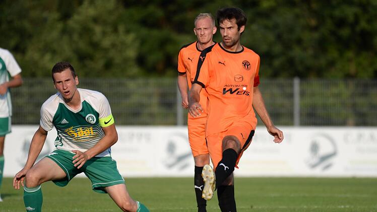 Der Neudrossenfelder Daniel Gareis (rechts) beim Spielaufbau. Foto: Peter Mularczyk