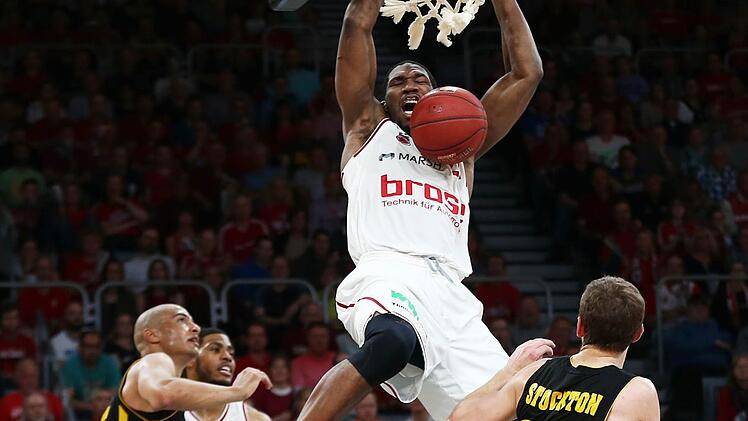 Trevor Mbakwe lässt es auf dem Weg zur Meisterschaft in der Saison 2014/15 im ersten Viertelfinalspiel der Bamberger gegen die MHP Riesen Ludwigsburg (87:79) krachen. Heute kehrt der sprunggewaltige Center im Trikot der Schwaben in die Brose-Arena zurück. Foto: Daniel Löb