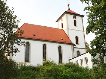 Die Dreieinigkeitskirche in Streitberg wurde Mitte des 18. Jahrhunderts vor allem deshalb erbaut, weil das ursprüngliche Gotteshaus, das zu Zeiten Karls des Großen in Niederfellendorf errichtet und im 17. Jahrhundert erweitert worden war, wegen Einsturzgefahr abgerissen werden musste. Foto: Josef Hofbauer