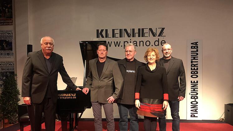 Peter Kleinhenz (links) auf seienr Pianobühne in Oberthulba, auf der regelmäßig Jazzkonzerte stattfinden.