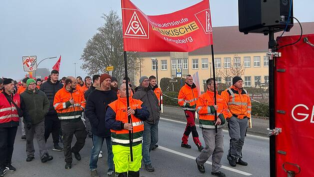 Warnstreik der IG Metall: 300 Beschäftigte gehen im Kreis Haßberge auf die Straße