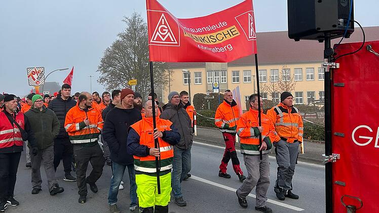 Warnstreik der IG Metall: 300 Beschäftigte gehen im Kreis Haßberge auf die Straße