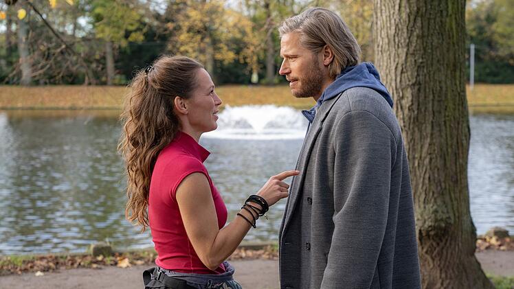 Was f&uuml;r ein Zufall! Nachdem sie sich jahrzehntelang nicht mehr gesehen haben, laufen sich der trauernde Mads (Sebastian Str&ouml;bel) und seine Sandkastenfreundin Ren&eacute; (Franziska Wulf) &uuml;ber den Weg. Schnell ist die alte - platonische - Liebe zwischen ihnen wieder da. Der Beginn einer erfolgreichen Patchwork-Geschichte.