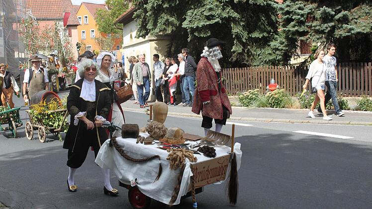 Zur historischen Gruppe des Kirchweihumzugs gehörte auch ein Perückenmacher.