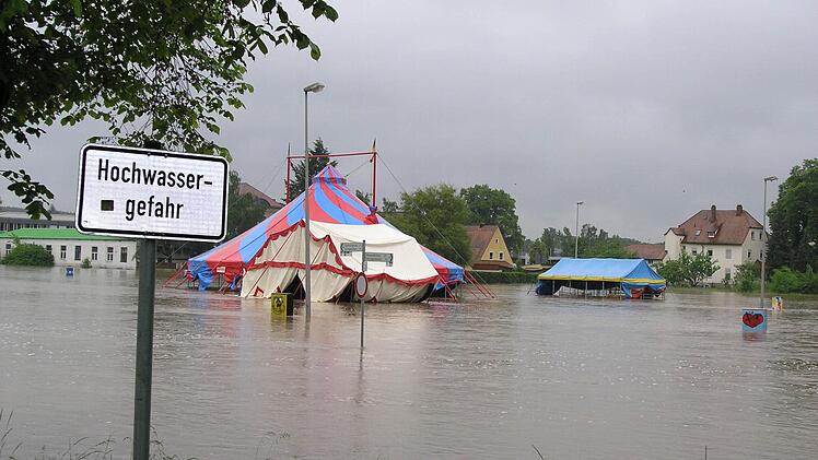 Die verlassenen Zirkuszelte am Festplatz drohten weggeschwemmt zu werden. Foto: Andreas Dorsch