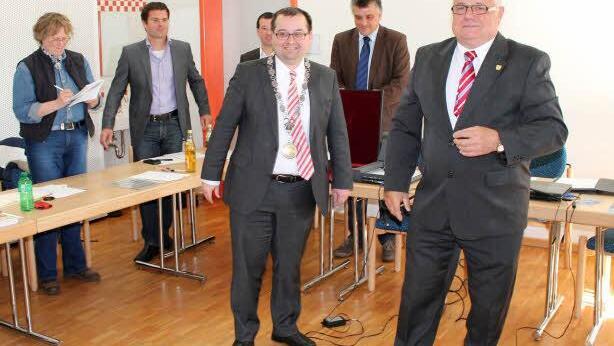 Zuvor wurde er selbst vereidigt und mit Amtskette bedacht.