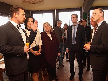 Beim "Frühjahrsempfang der Wirtschaftsjunioren Haßberge" (von links) Vorsitzender Sebastian Pollach, Staatssekretärin Dorothee Bär, Larissa Schneider, IHK-Hauptgeschäftsführer Max-Martin W. Deinhard und Landrat Wilhelm Schneider.