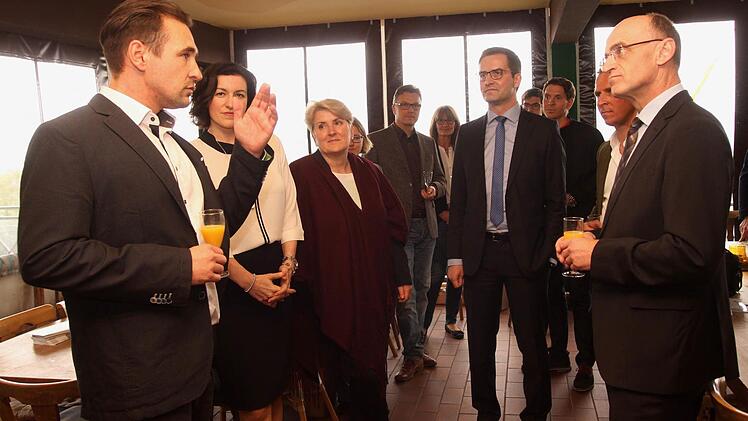 Beim "Frühjahrsempfang der Wirtschaftsjunioren Haßberge" (von links) Vorsitzender Sebastian Pollach, Staatssekretärin Dorothee Bär, Larissa Schneider, IHK-Hauptgeschäftsführer Max-Martin W. Deinhard und Landrat Wilhelm Schneider.