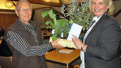 Gemeinderat Christoph Wurmthaler wird von Bürgermeisterin Heimann verabschiedet.  Foto: Dagmar Niemann
