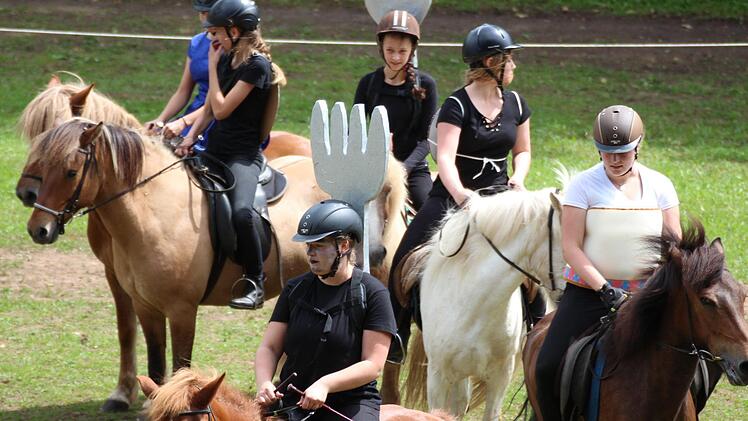 Aufführung der jungen Islandpferde-Reiter vom Altenberg in Oberbach im Jahr 2017.  Foto: Sebastian Schmitt