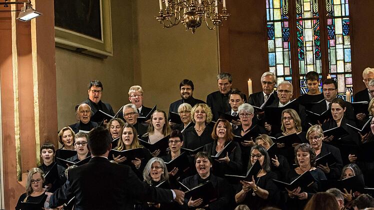 Die Kantorei St. Georg unter Leitung von Markus Heunisch gestaltete in Neustadt ein Kantatenkonzert zum Reformationsjubiläum.Foto: Jochen Berger