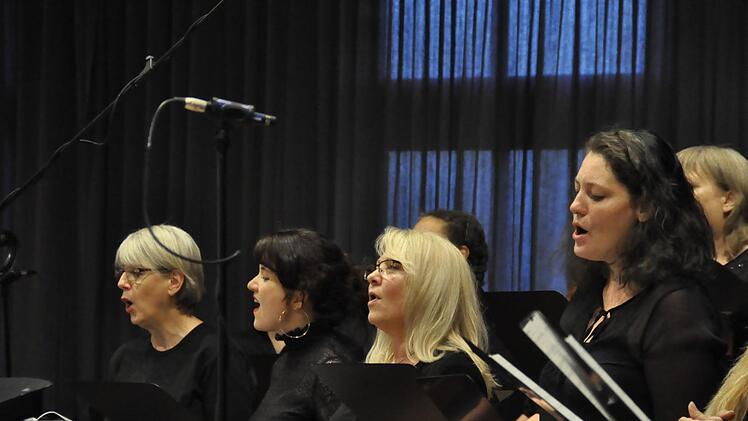 Mit zu Herzen gehenden Gospel bezauberten die Teilnehmer des Workshops "Gospel Start Up" bei ihrem Abschlusskonzert in der Hammelburger Musikakademie. Foto: Peter Klopf