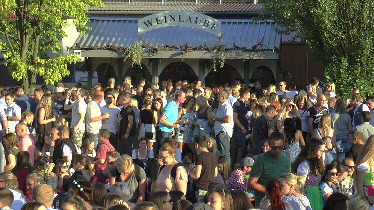 An vier Tagen wird in Sand zum Jubiläums-Weinfest fröhlich gefeiert. Foto: Christian Licha