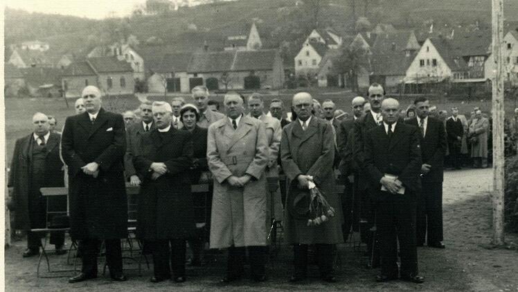 Die  Buger Honoratioren bei der Einweihung der Franz-Fischer-Brücke 1951. Foto: privat