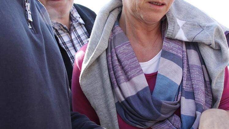 Waltraud Pretzschel (rechts) studiert die Pläne  mit Christian Rösch (links) vom Bund Naturschutz genau.