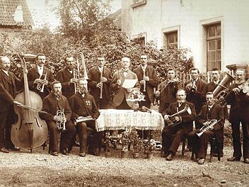 Das älteste Foto von einer Musikkapelle in Rottershausen stammt aus dem Jahr 1890. Es wurde inzwischen im Musikerheim aufgehängt. Fotos: Archiv Stefan Geiger
