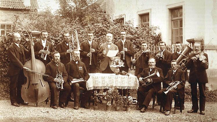 Das älteste Foto von einer Musikkapelle in Rottershausen stammt aus dem Jahr 1890. Es wurde inzwischen im Musikerheim aufgehängt. Fotos: Archiv Stefan Geiger