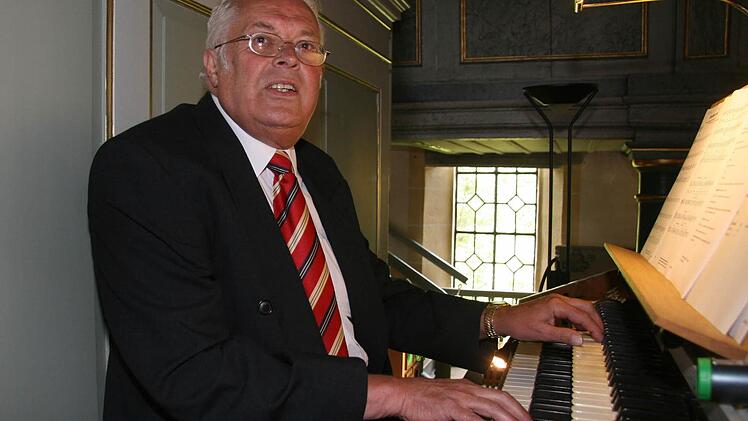 Richard Groß ist seit 1965 Organist in Mangersreuth. Er war der erste, der die "neue" Orgel spielte. Er stimmte den Choral "Großer Gott, wir loben dich" an.