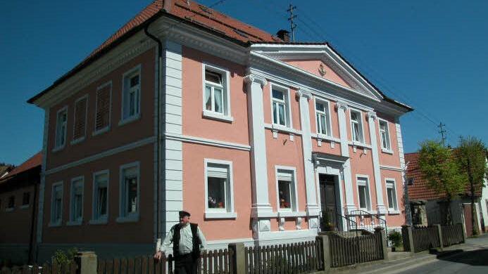 Ehrenvorsitzender Dieter Murmann (Vordergrund) hat sein wunderschönes Anwesen sanieren lassen. Foto: Gerd Fleischmann