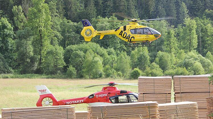 Der ADAC-Hubschrauber startete mit dem schwer verletzten Pickup-Fahrer, der Hubschrauber der Luftrettung musste noch eine Stunde auf seinen Patienten warten.