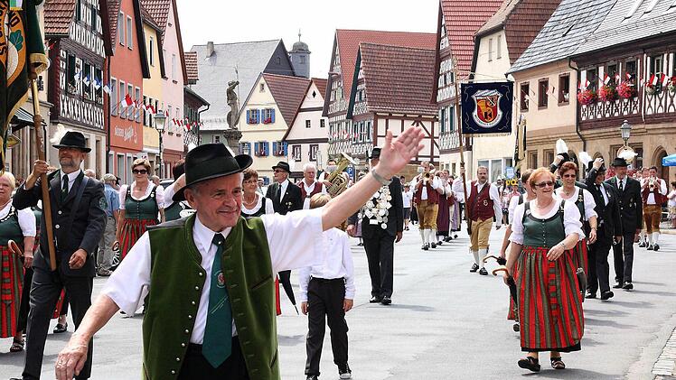 Gute Beteiligung: Auch die Schützen aus Hollfeld (vorne) und Redwitz marschierten über den Weismainer Marktplatz. Foto: Stefan Lutter