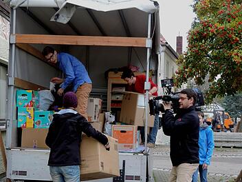 Ein Kamerateam des ZDF filmte die Mitglieder der "IHAD"-Gruppe. Hier werden sie gerade beim Beladen eines Lastwagens vor dem Jugendraum in Kirchlauter gefilmt. Foto: Günther Geiling