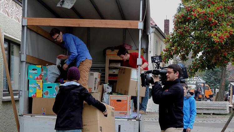 Ein Kamerateam des ZDF filmte die Mitglieder der "IHAD"-Gruppe. Hier werden sie gerade beim Beladen eines Lastwagens vor dem Jugendraum in Kirchlauter gefilmt. Foto: Günther Geiling