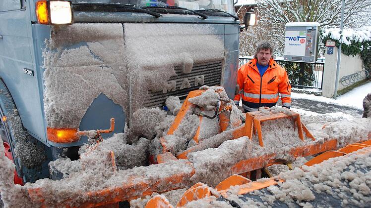Lang lang ist's gar nicht her: Am 1. Dezember 2010 zeigte der Winter seine Krallen - und für die Männer der Straßenmeisterei in Zeil bedeutete das Schwerstarbeit rund um die Uhr. Foto: Günter Flegel/Archiv