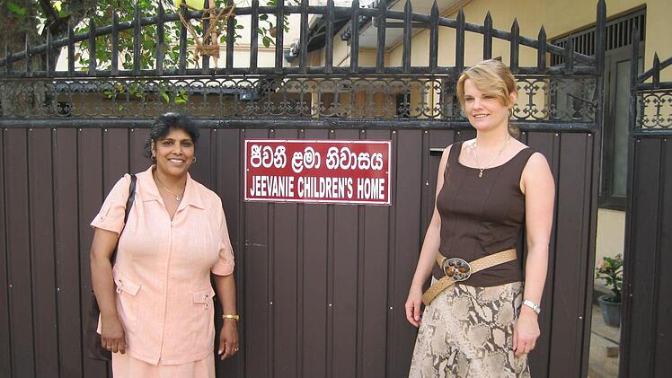 Das Besondere an der Sri Lanka Direkthilfe ist, dass die Unterstützung auch tatsächlich vor Ort ankommt: Monica Dippold (links) und Sascha Seuß vor dem Kinderheim.