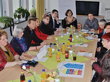Landes- und Kommunalpolitiker, Wirtschaftsvertreter und betroffene Eltern diskutierten im Mehrgenerationenhaus über den Mangel an Ferienbetreuung. Foto: Sigismund von Dobschütz