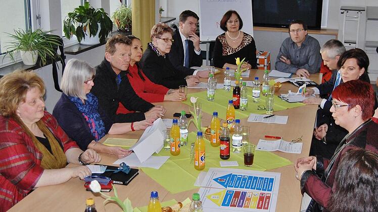 Landes- und Kommunalpolitiker, Wirtschaftsvertreter und betroffene Eltern diskutierten im Mehrgenerationenhaus über den Mangel an Ferienbetreuung. Foto: Sigismund von Dobschütz