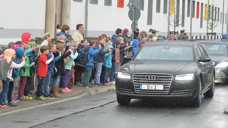 Die Schüler verabschiedeten Gauck und seine Lebensgefährtin.