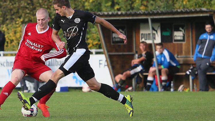 Rafael Kobrowski (in Rot) bekamen die "Pumas" (hier Dominik Burkhardt) nie in den Griff. Das 1:5 war verdient. Foto: Sebastian Baumann/anpfiff.info
