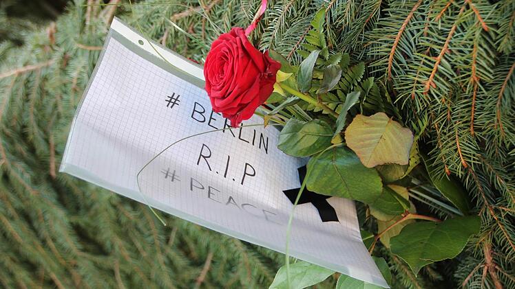 Gedenk-Rose für die Opfer in Berlin. Eine Passantin legte sie gestern neben dem Christbaum am Forchheimer Rathausplatz ab.
