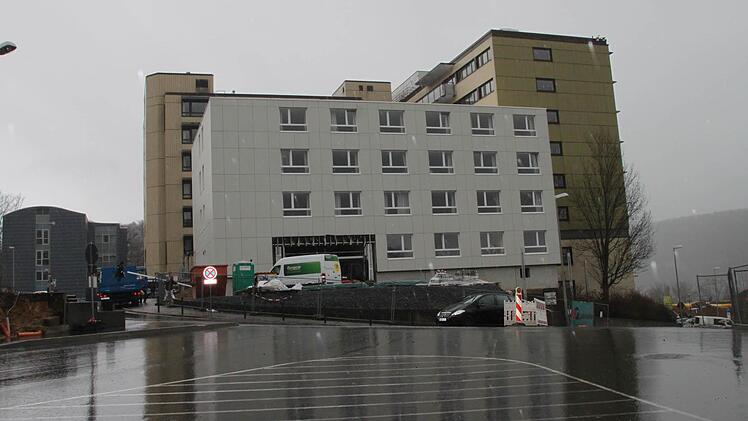 Der Interimsbau des Klinikums (im Vordergrund) wurde an das Bestandsgebäude angepasst. Das 3,5 Millionen Euro teure Modulbauwerk wird nach der Fertigstellung des Neubaus Süd wieder abgebaut.